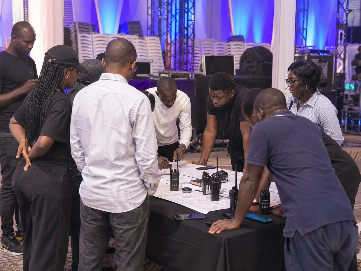 Équipe de production événementielle ivoirienne réunie en briefing